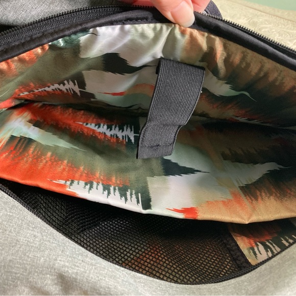 Dakine Trek 26L Backpack Gray/Black Laptop Sleeve - Picture 8 of 16